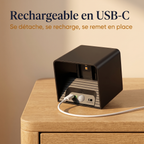 Applique rechargeable en USB-C, posée sur une table pendant la charge